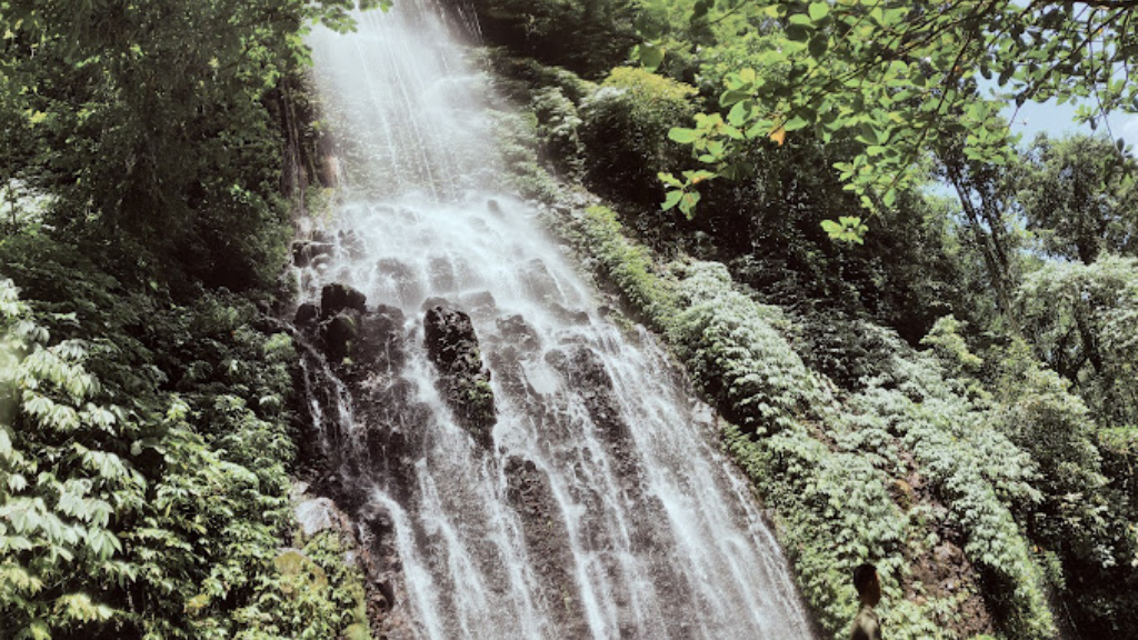 Tempat Wisata di Tomohon - Menikmati Keindahan Alam yang Ajaib 8 Tapahan Telu Waterfall