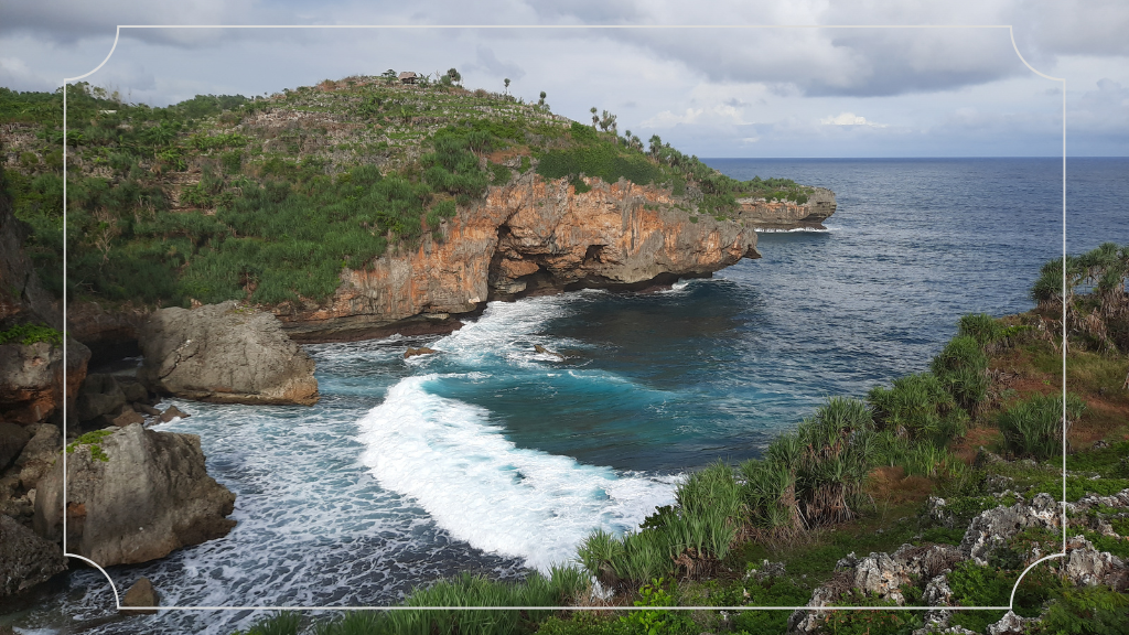 Pantai Midodaren Gunung Kidul, Keindahan Tersembunyi di Yogyakarta 5 Tebing Berbatu