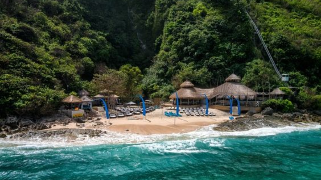 Tebing Hijau Membuat Pantai Semakin Private