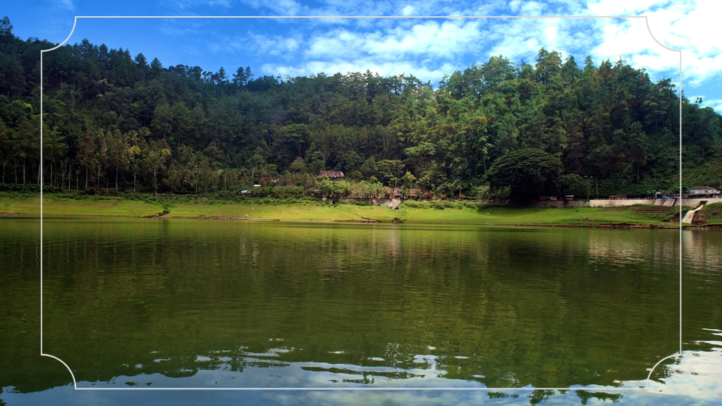 20 Destinasi Wisata Jawa Timur yang Populer dan Tempat Tersembunyi 17 Telaga Ngebel Ponorogo