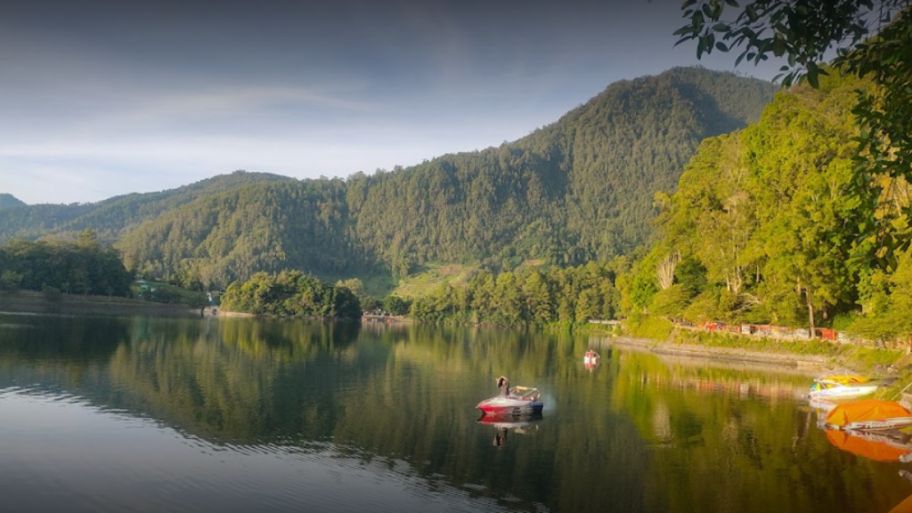 22 Tempat Wisata di Jawa Timur yang Tidak Boleh Dilewatkan! 13 Telaga Sarangan Magetan