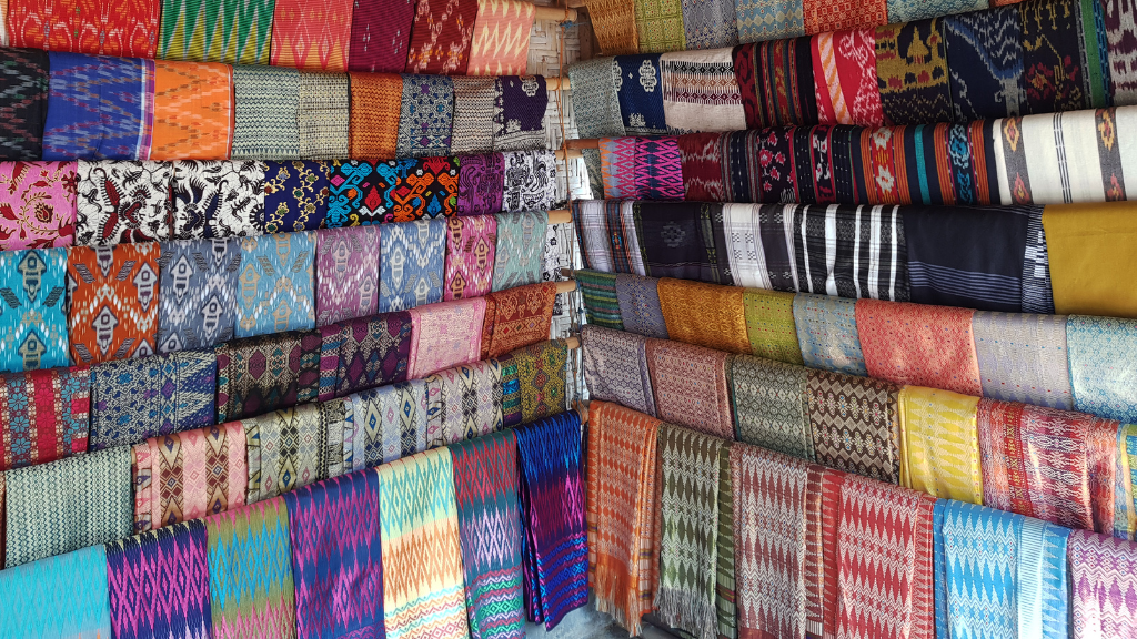 12 Oleh-Oleh Khas Kediri: Temukan Kelezatan dan Keunikan yang Memikat! 12 Tenun Ikat Bandar