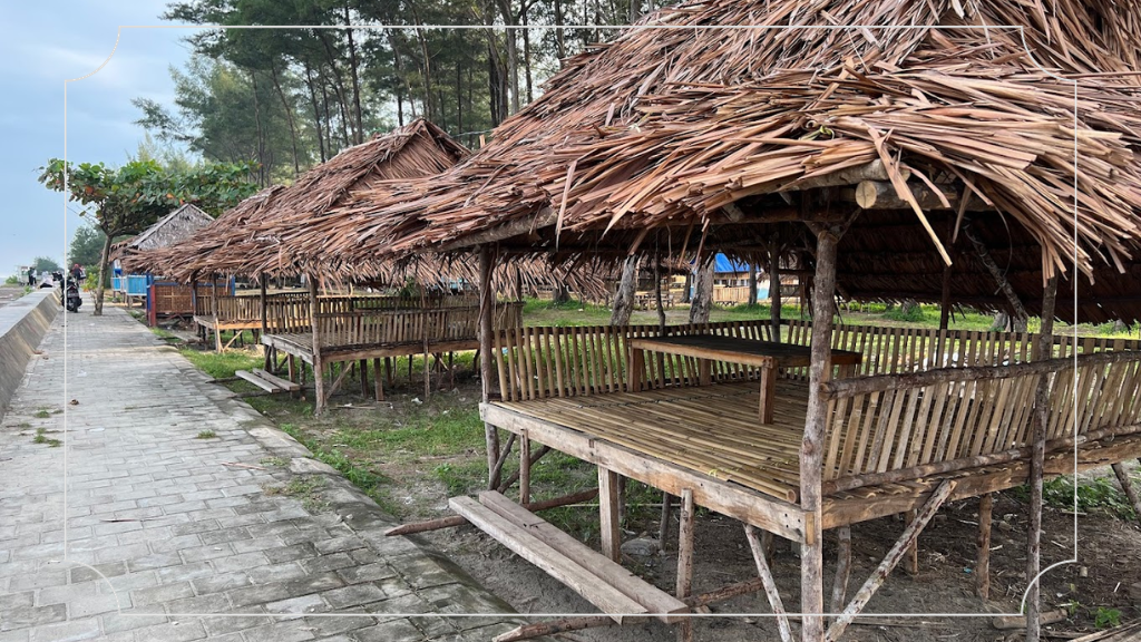 Teras Kayu untuk Santai dan Menikmati Senja