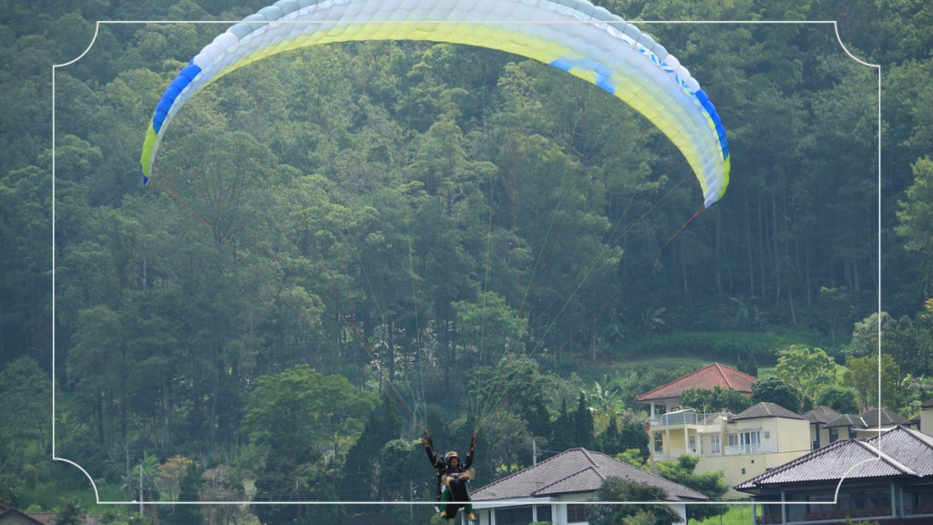 Terbang Tinggi dengan Paralayang