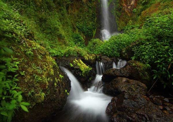 Pesona Keindahan Air Terjun Girimanik 5 Terdapat tiga aliran air