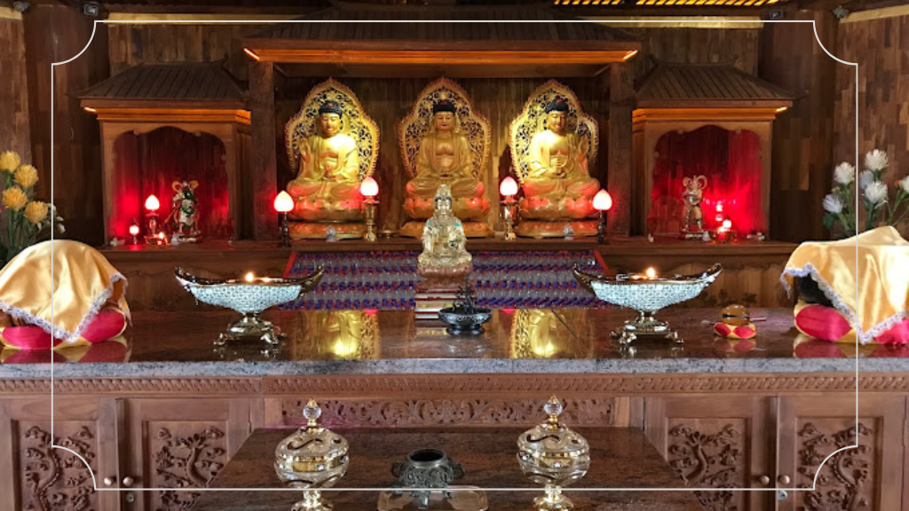 21 Tempat Wisata di Makassar yang Harus Dikunjungi 18 Vihara Girinaga