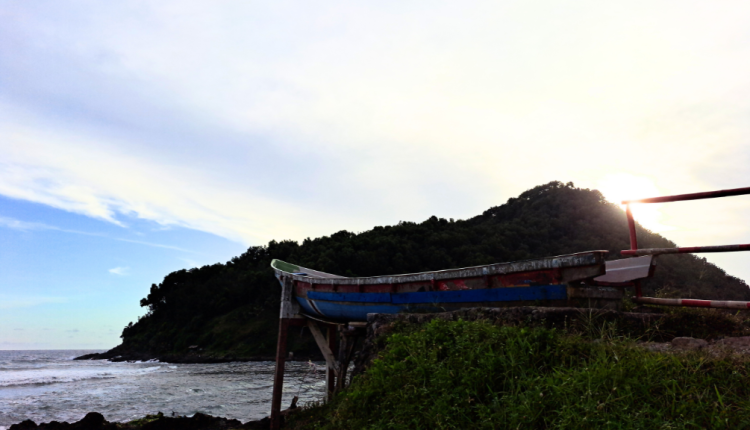 Wisata Pantai Karang Bolong