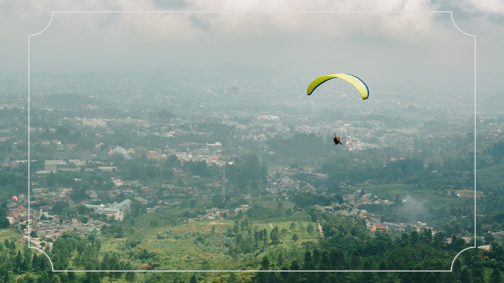 15 Tempat Wisata di Puncak Bogor untuk Liburan Keluarga Terbaik! 16 Wisata Paralayang Puncak Cisarua