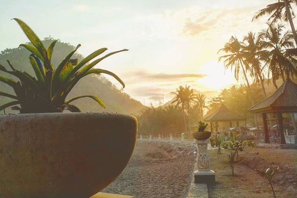 fasilitas pantai karang bolong