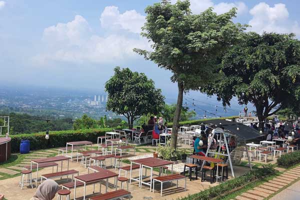 jam buka bangku putih hambalang