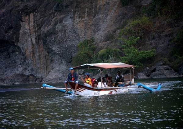 Memancing di pantai dampar
