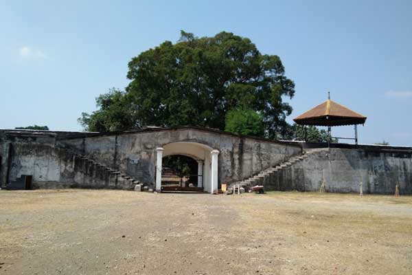 spot wisata benteng vastenburg
