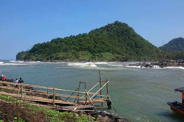 tips berkunjung pantai karang bolong